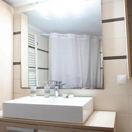 فيلة Lovos House